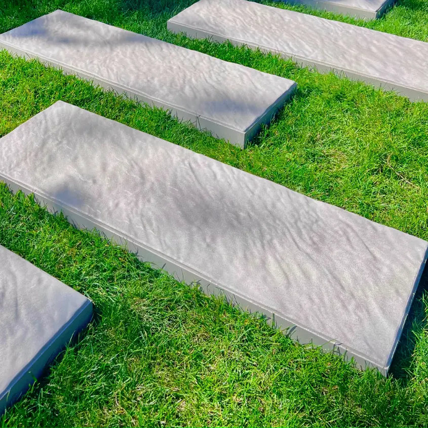 Фото 4 пошаговая плита Stone Светлая Галька на садовой дорожке шахматкой