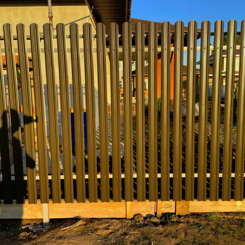 Фото 3 евроштакетник Эко-М образный RAL8019 Темный Шоколад двусторонний