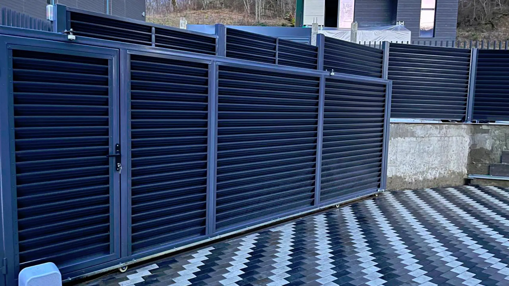 Фото 1 Забор жалюзи ЭКО-Z-US RAL7024 Серый Графит