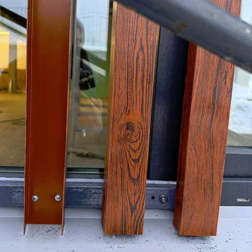 Фото 5 рейка Темный Дуб 3D на фасаде торгового центра